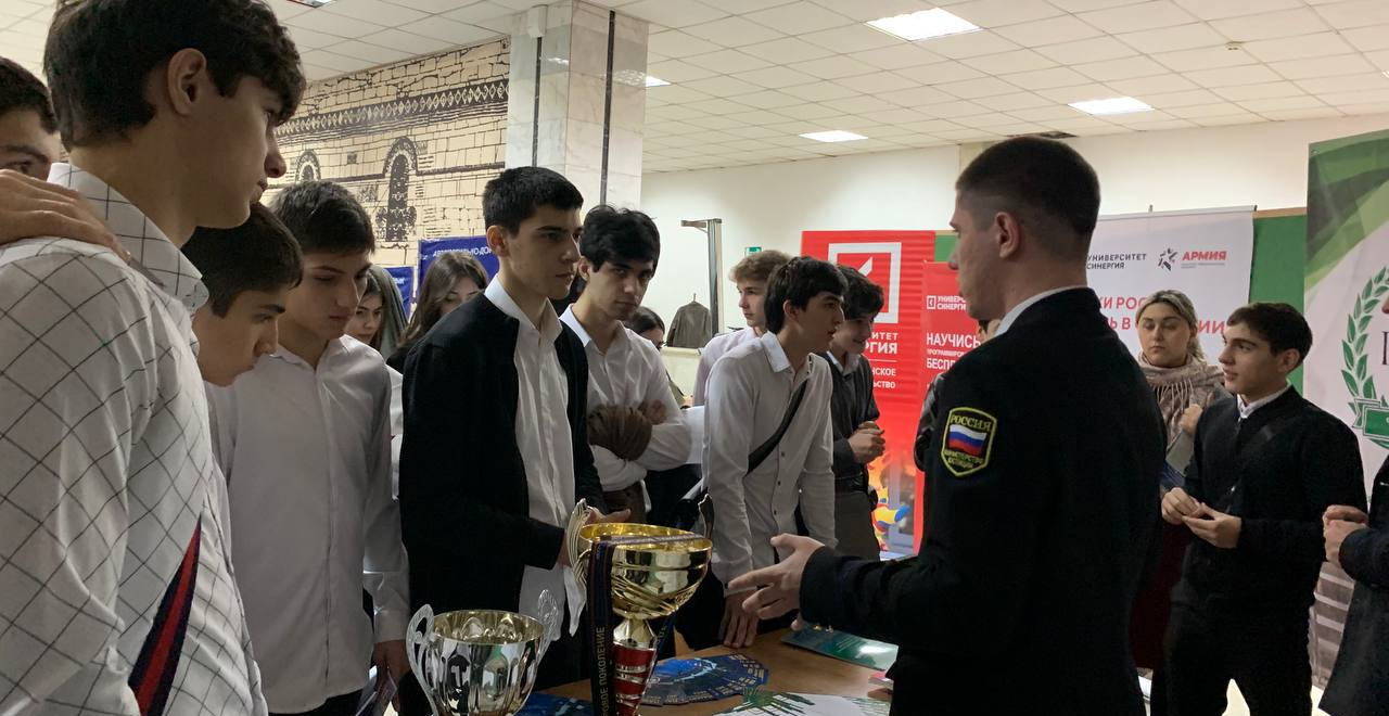 Махачкалинским Центром занятости Минтруда РД совместно с городским Управлением образования проведена ярмарка образовательных услуг «Выпускник-2024»